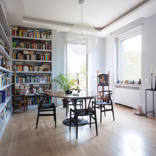 Immagine di una sala da pranzo mediterranea con pareti grigie, parquet chiaro e pavimento beige