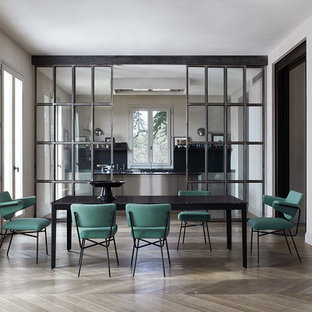 Foto di una sala da pranzo moderna con pareti grigie, parquet chiaro e pavimento beige