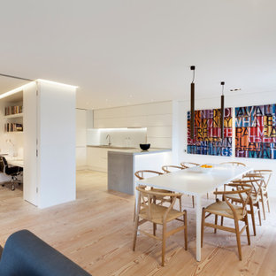 Offenes, Großes Modernes Esszimmer mit weißer Wandfarbe und beigem Boden in Frankfurt am Main