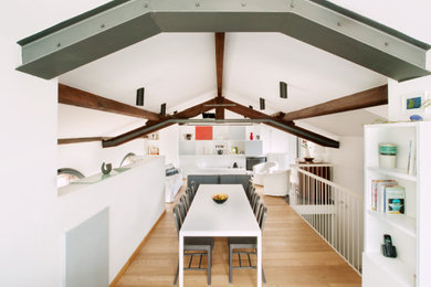 Esempio di una grande sala da pranzo aperta verso il soggiorno contemporanea con pareti bianche, pavimento in legno massello medio e pavimento beige