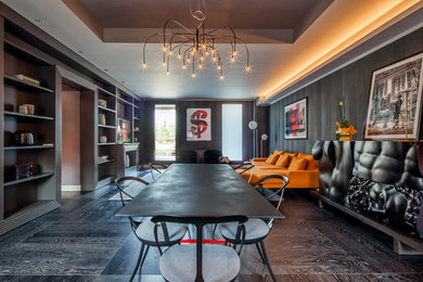 Ispirazione per una sala da pranzo aperta verso il soggiorno eclettica di medie dimensioni con pareti nere, pavimento in legno verniciato, camino classico e pavimento nero
