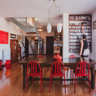 Immagine di una sala da pranzo aperta verso il soggiorno design con pareti bianche, parquet scuro e pavimento marrone