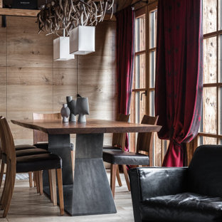 Foto di una sala da pranzo stile rurale con pareti marroni, pavimento in legno massello medio e pavimento marrone