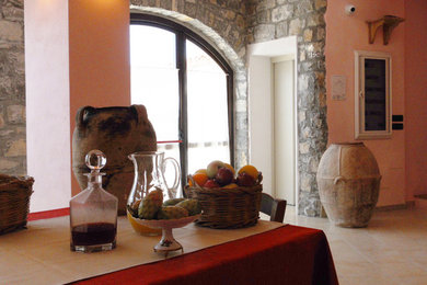 Idee per una sala da pranzo aperta verso il soggiorno classica con pareti rosa, pavimento in gres porcellanato, camino classico, cornice del camino in pietra e pavimento rosa
