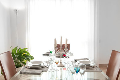 Idee per una sala da pranzo moderna chiusa e di medie dimensioni con pareti bianche, pavimento in marmo e pavimento beige
