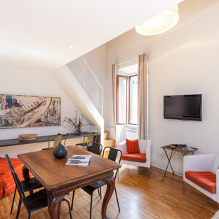 Ispirazione per una sala da pranzo contemporanea con pareti bianche, pavimento in legno massello medio e pavimento marrone