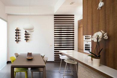 Esempio di una sala da pranzo aperta verso la cucina minimal con pareti bianche