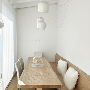 Ispirazione per una piccola sala da pranzo nordica chiusa con pareti bianche, pavimento in legno massello medio e pavimento beige