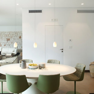 Foto di una sala da pranzo minimal con pareti bianche, pavimento beige e pavimento in cemento