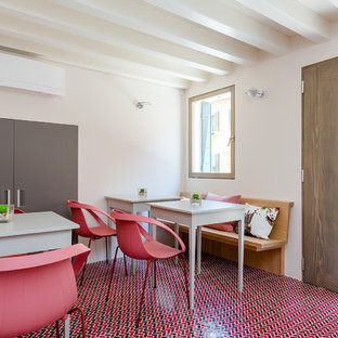 Idee per una sala da pranzo mediterranea con pareti bianche, pavimento con piastrelle in ceramica e pavimento rosso