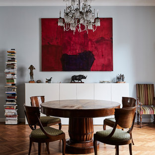 Esempio di una sala da pranzo classica di medie dimensioni con pareti blu, pavimento in legno massello medio e pavimento marrone