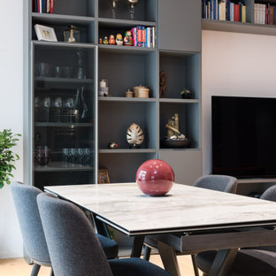Esempio di una sala da pranzo aperta verso il soggiorno contemporanea di medie dimensioni con pareti grigie e pavimento beige