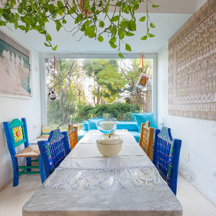 Ejemplo de comedor mediterráneo, pequeño, abierto, con paredes blancas y suelo beige