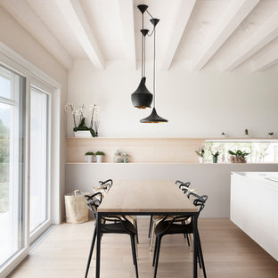 Foto di una sala da pranzo nordica con pareti bianche, parquet chiaro e pavimento beige