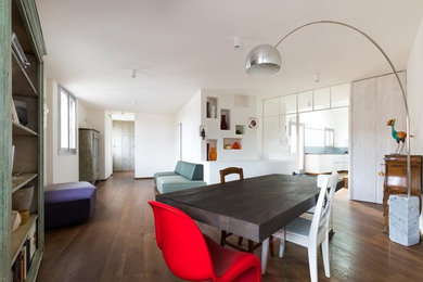 Immagine di una sala da pranzo aperta verso il soggiorno minimal di medie dimensioni con pareti bianche, pavimento in legno massello medio, nessun camino e pavimento marrone