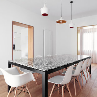 Immagine di una sala da pranzo aperta verso la cucina nordica con pareti bianche e parquet chiaro