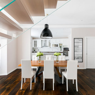 Immagine di una sala da pranzo aperta verso il soggiorno contemporanea con pareti beige, parquet scuro e pavimento marrone
