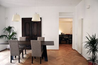 Idee per una sala da pranzo contemporanea di medie dimensioni con pareti bianche e parquet chiaro