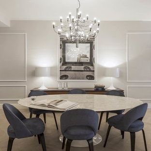 Idee per una sala da pranzo classica con pareti grigie, parquet chiaro e pavimento beige