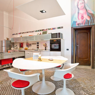 Foto di una grande sala da pranzo aperta verso la cucina boho chic con pareti bianche, pavimento con piastrelle in ceramica e pavimento multicolore