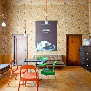 Ispirazione per una sala da pranzo boho chic chiusa e di medie dimensioni con nessun camino, pareti multicolore e pavimento in legno massello medio