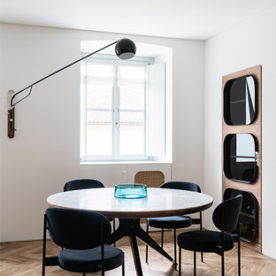 Foto di una sala da pranzo contemporanea di medie dimensioni con pareti rosse, parquet chiaro e pavimento beige