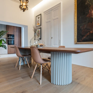 Foto di una sala da pranzo contemporanea con pareti bianche, parquet chiaro e pavimento beige