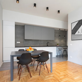 Idee per una sala da pranzo aperta verso il soggiorno moderna con pareti bianche, parquet chiaro e pavimento beige