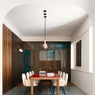 Aménagement d'une grand salle à manger contemporaine fermée avec un mur blanc et un sol bleu.