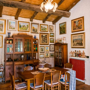 Ispirazione per una sala da pranzo boho chic con pareti bianche, parquet scuro e pavimento marrone