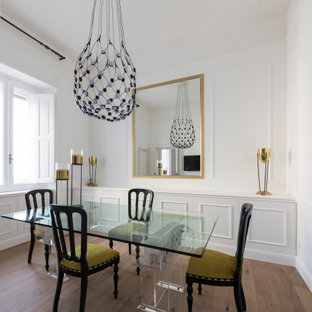 Foto di una sala da pranzo aperta verso il soggiorno contemporanea di medie dimensioni con pareti bianche, pavimento in legno verniciato e boiserie