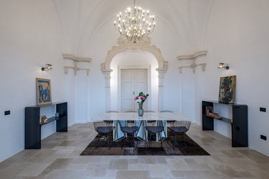 Idee per una sala da pranzo mediterranea con pareti bianche e pavimento beige