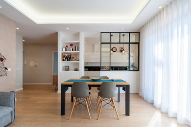 Foto di una sala da pranzo aperta verso il soggiorno design di medie dimensioni con parquet chiaro, nessun camino e pavimento beige