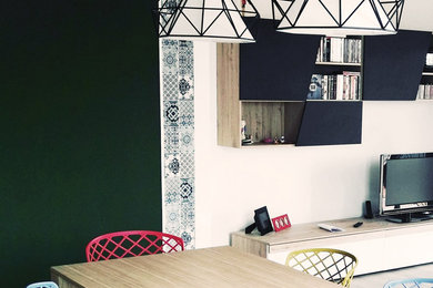 Idee per una piccola sala da pranzo aperta verso il soggiorno design con pareti multicolore, pavimento in vinile e pavimento multicolore
