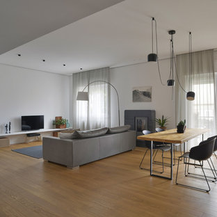 Immagine di una sala da pranzo aperta verso il soggiorno contemporanea di medie dimensioni con pareti bianche, pavimento in legno massello medio e pavimento marrone