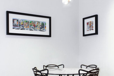 Immagine di un ampio angolo colazione moderno con pareti grigie, parquet chiaro, pavimento marrone, soffitto a volta e pannellatura