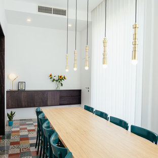 Ispirazione per una sala da pranzo contemporanea con pareti bianche e pavimento multicolore