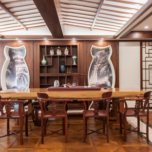 Idee per una grande sala da pranzo etnica con pareti bianche, pavimento in legno massello medio e pavimento multicolore