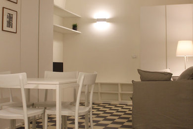 Idee per una sala da pranzo aperta verso il soggiorno shabby-chic style con pareti beige e pavimento con piastrelle in ceramica