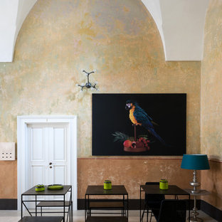 Idee per una sala da pranzo mediterranea con pareti beige, nessun camino e pavimento grigio