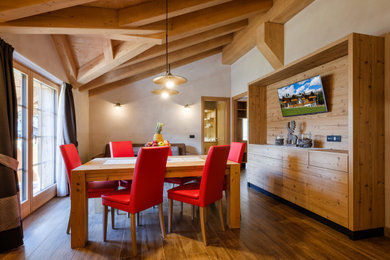 Foto di una sala da pranzo aperta verso il soggiorno con pareti beige, pavimento in legno massello medio e pavimento marrone
