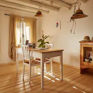 Ispirazione per una sala da pranzo country di medie dimensioni con pareti bianche, pavimento marrone e parquet chiaro