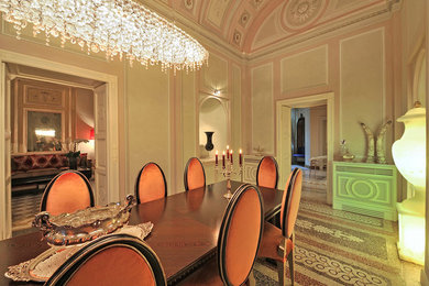 Immagine di una sala da pranzo classica con pavimento in marmo
