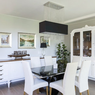 Idee per una sala da pranzo contemporanea con pareti grigie e pavimento marrone