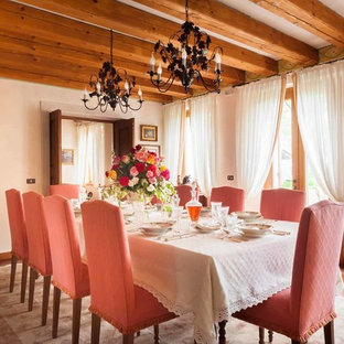 Ispirazione per una sala da pranzo classica con pareti beige, pavimento in terracotta e pavimento rosso