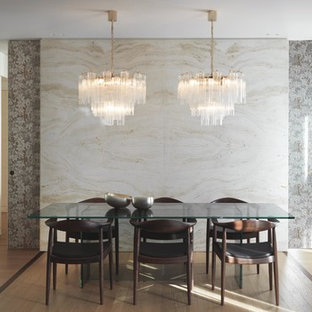 Esempio di una sala da pranzo minimal con parquet chiaro, pareti multicolore e nessun camino