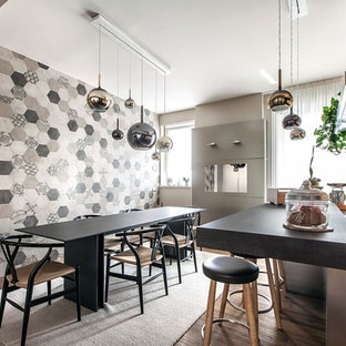 Esempio di una grande sala da pranzo aperta verso la cucina contemporanea con pareti multicolore, nessun camino, pavimento marrone e parquet scuro