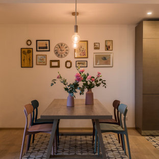 Immagine di una sala da pranzo aperta verso la cucina minimal di medie dimensioni con pareti bianche e pavimento beige