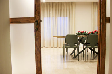 Foto di una sala da pranzo aperta verso il soggiorno contemporanea di medie dimensioni con pareti beige, pavimento in marmo e pavimento bianco