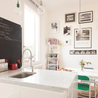 Ispirazione per una sala da pranzo aperta verso la cucina design con pareti bianche, pavimento in legno massello medio e pavimento marrone